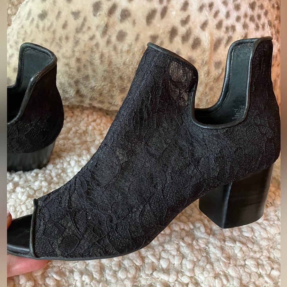 Lori Goldstein lace booties 7.5 black